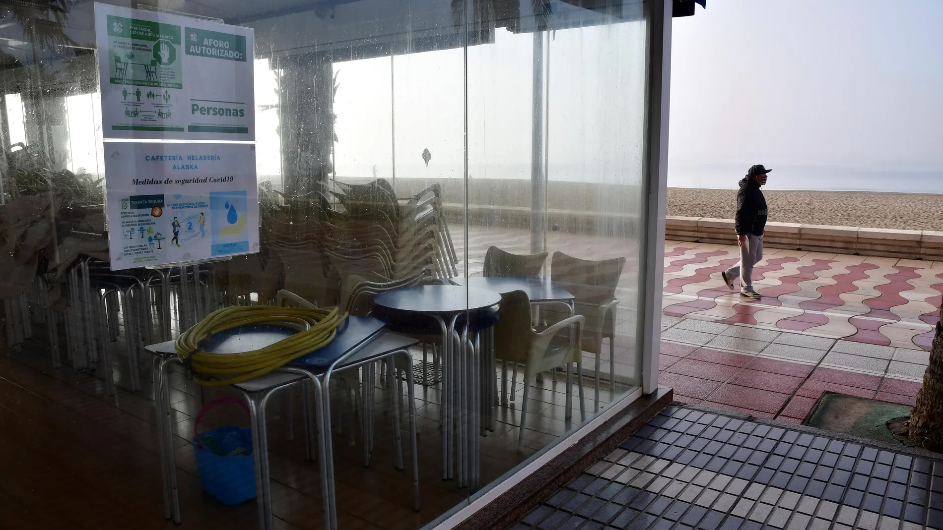 Una terraza de Almería permanece cerrada tras decretarse el cierre de toda actividad no esencial el 29 de enero