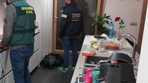 los agentes, en una de las viviendas registradas