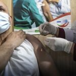 Una enfermera marroquí administra la vacuna AstraZeneca a un profesional sanitario en Rabat