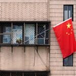 La bandera china ondea en la ventana de un apartamento de Taiwán