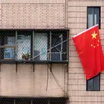 La bandera china ondea en la ventana de un apartamento de Taiwán