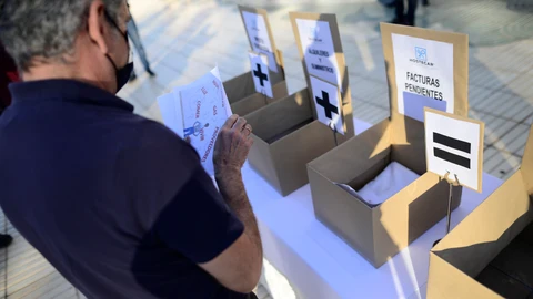 Un hombre asiste a una manifestación del sector hostelero