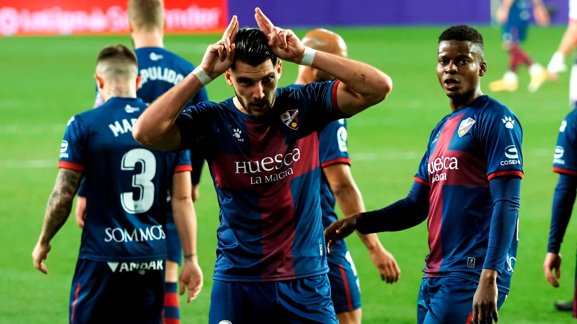 Rafa Mir celebra un gol del Huesca.