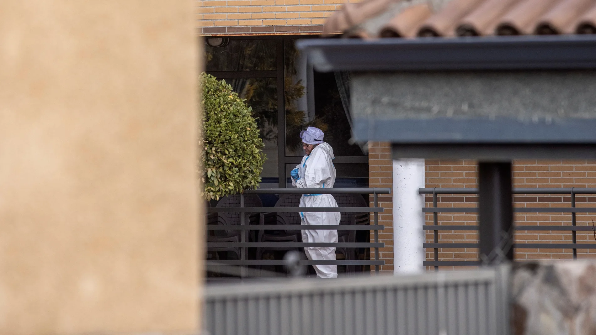 Una trabajadora sanitaria con un traje de protección individual en la residencia para mayores Vigor de la localidad madrileña de Becerril de la Sierra, en imagen de archivo