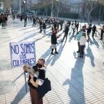 Una mujer porta una pancarta en la concentración convocada por Hostecar