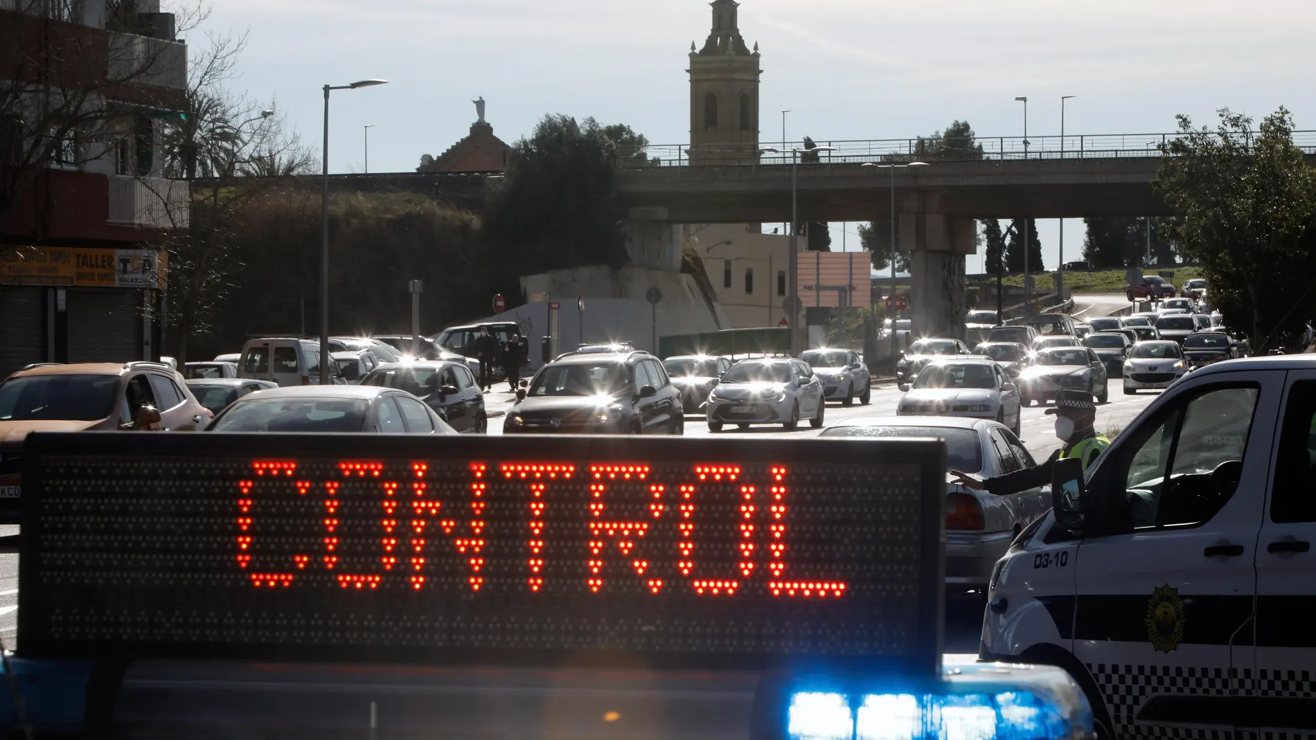 La Policía Municipal controla el tráfico en uno de los accesos a la capital valenciana