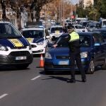 La Policía Municipal de Valencia controla el tráfico en uno de los accesos a la ciudad por el cierre perimetral