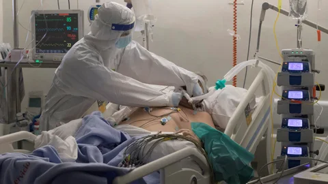 Un enfermero de la Unidad de Cuidados Intensivos del Hospital Morales Meseguer de Murcia atiende a un paciente ingresado por SARS-CoV-2 este viernes. Ansiedad, depresión, estrés postraumático, insomnio o trastorno cognitivo son algunas de las secuelas que deja entrever la covid en un porcentaje muy significativo de pacientes graves que han superado la enfermedad