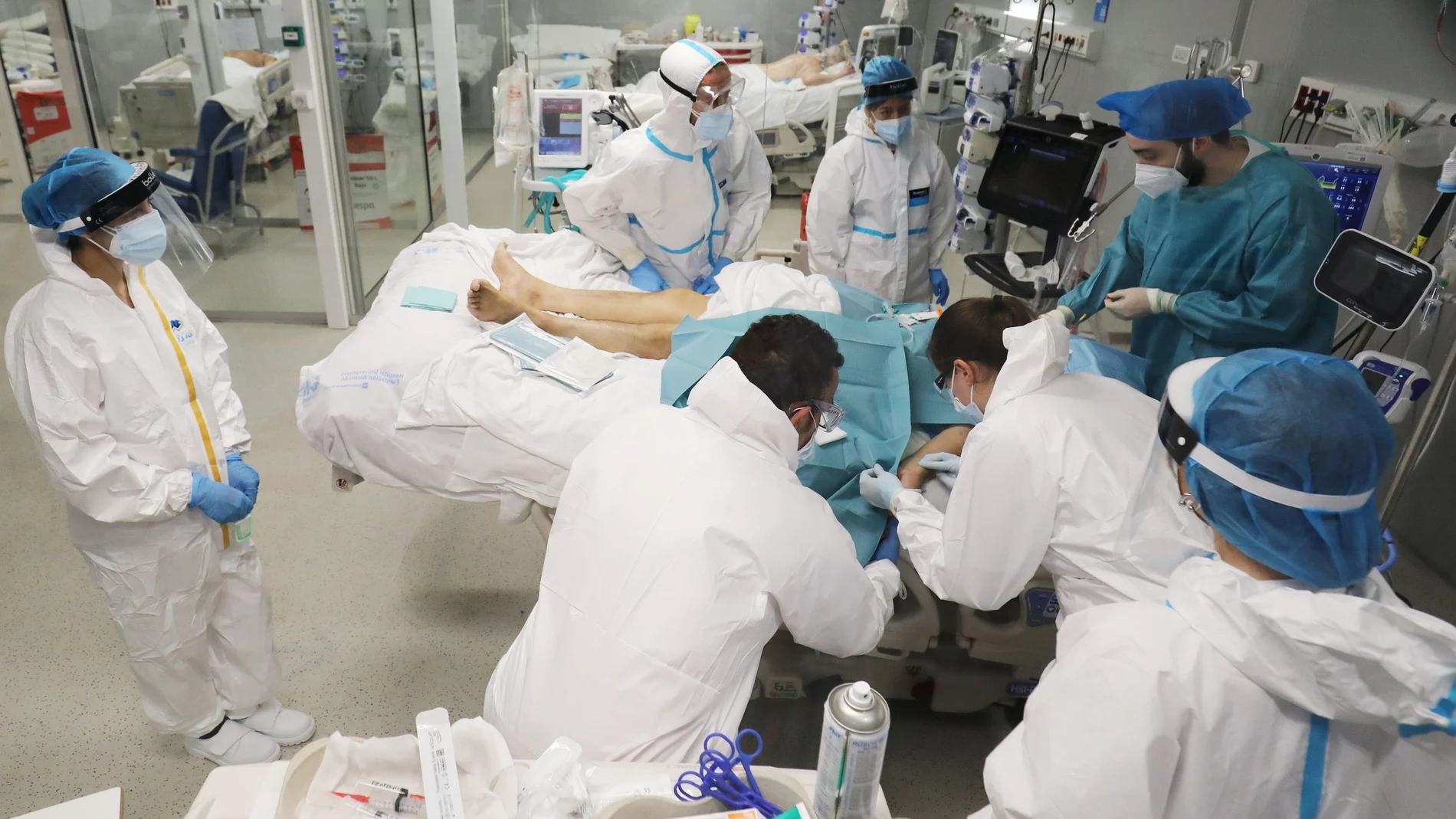 Un equipo médico atiende a un enfermo de Covid en estado grave en la UCI del Hospital Isabel Zendal