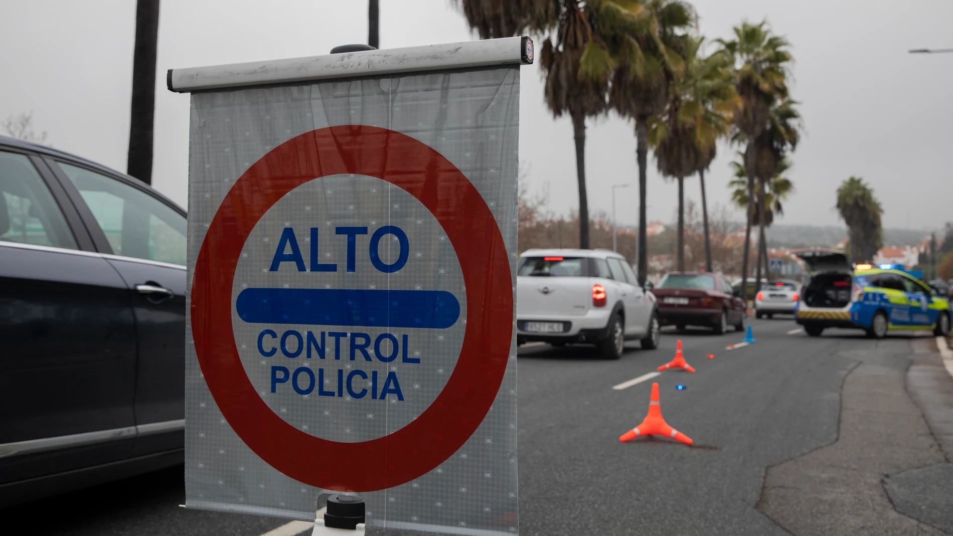 Control de movilidad de la policía local a la entrada del municipio de Castilleja de la Cuesta. María José López / Europa Press29/01/2021