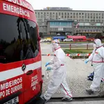 Trabajadores de la sanidad portuguesa se despliegan para atender los casos de coronavirus en una ola de contagios sin control