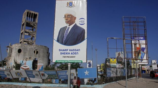 Niños somalíes pasan por una calle de Mogadiscio