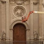 Técnicos del Arzobispado de Granada y bomberos trabajan en la fachada de la catedral para revisar, comprobar y consolidar elementos de la fachada después de que cayeran al suelo dos pináculos de la fachada principal como consecuencia de los terremotos.