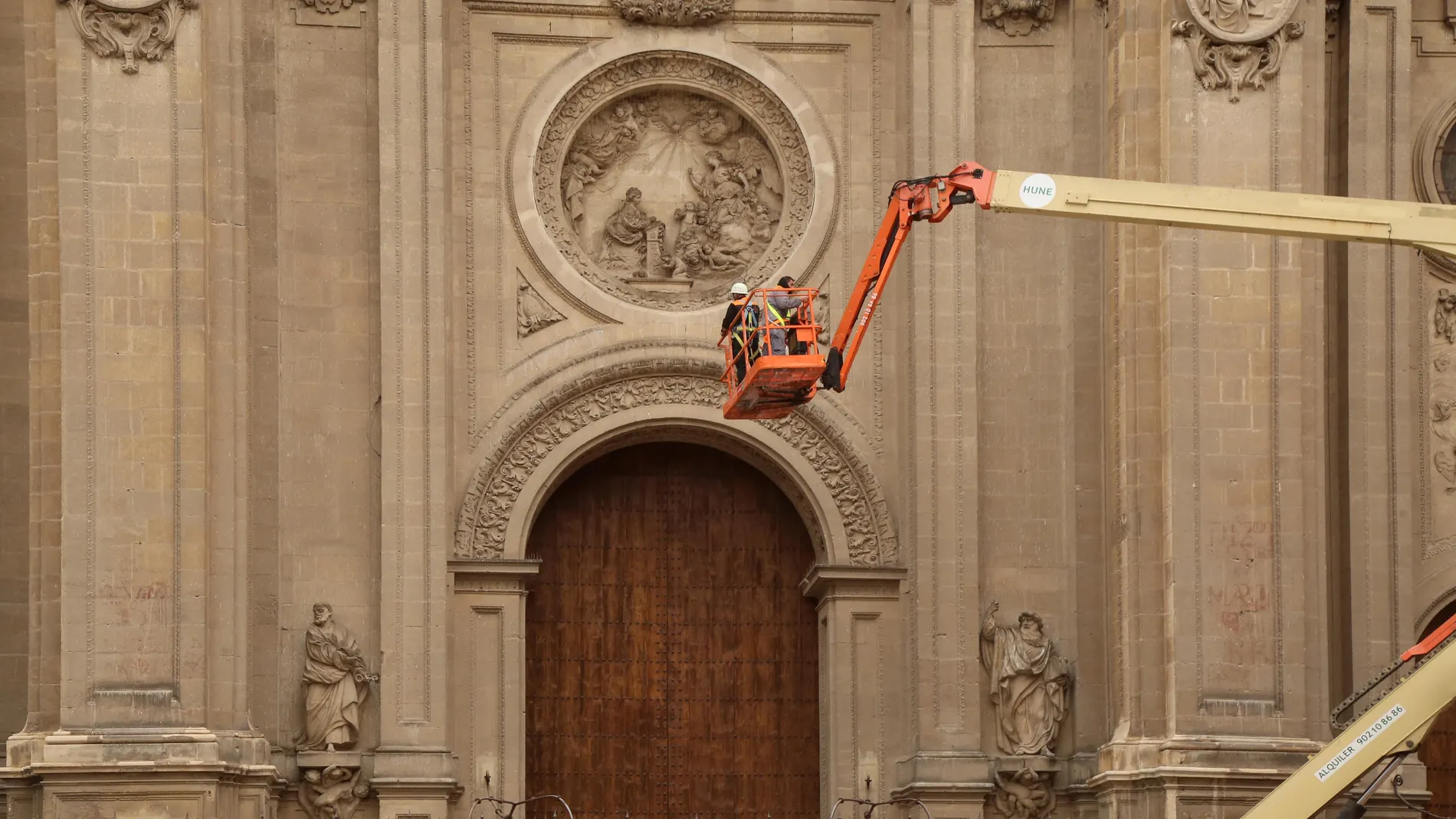 Técnicos del Arzobispado de Granada y bomberos trabajan en la fachada de la catedral para revisar, comprobar y consolidar elementos de la fachada después de que cayeran al suelo dos pináculos de la fachada principal como consecuencia de los terremotos.