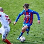 Bryan Gil con el Eibar frente al Sevilla.
