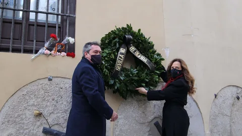 Un momento, de una ofrenda floral en recuerdo al concejal Alberto Jiménez-Becerril y a su esposa Ascensión García