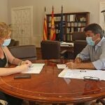 El presidente de la Diputación de Alicante, Carlos Mazón, durante una reunión con la diputada Ana Serna