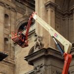 Técnicos del Arzobispado de Granada y bomberos trabajan en la fachada de la catedral, después de que se cayeran pináculos a consecuencia de los terremotos