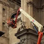 Técnicos del Arzobispado de Granada y bomberos trabajan en la fachada de la catedral, después de que se cayeran pináculos a consecuencia de los terremotos