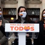 La presidenta de Ciudadanos, Ines Arrimadas (c), acompañada por el diputado y portavoz Nacho Martin Blanco (i) y por la concejal y portavoz de ciudadanos en el Ayuntamiento de Barcelona, Mari Luz Guilarte