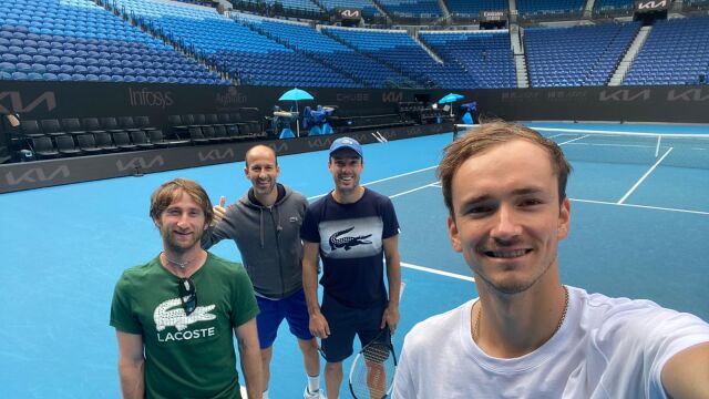 Roberto Bautista y Pepe Vendrell (en el centro de la imagen) han entrenado estas dos semanas con Medvedev y su preparador, Gilles Cervara