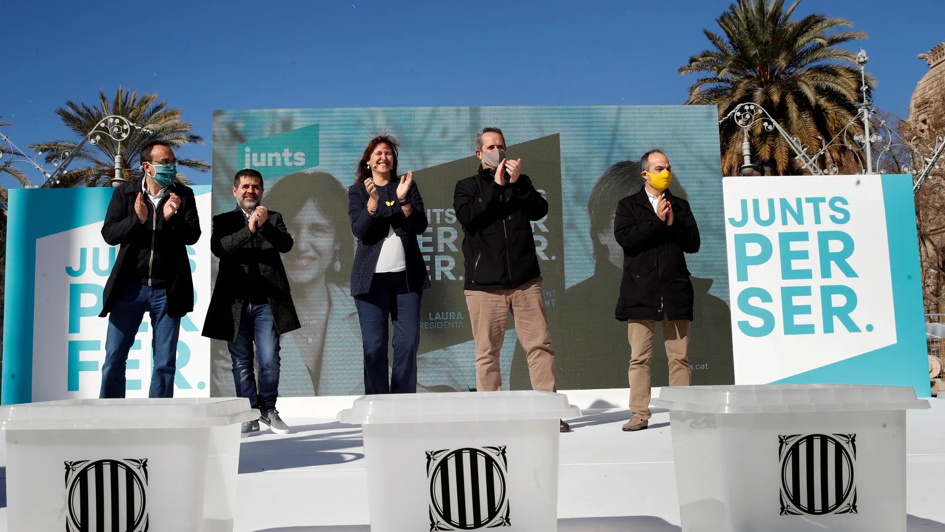 La candidata a la presidencia de la Generalitat de Cataluña, Laura Borràs junto a los presos con tercer grado Josep Rull, Jordi Sànchez, Quim Forn y Jordi Turull, al finalizar acto electoral celebrado este sábado en Barcelona