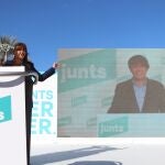 La candidata de Junts a las elecciones catalanas, Laura Borràs (i) y el también cabeza de lista de la formación y expresident de la Generalitat, Carles Puigdemont (d) durante un acto electoral de Junts per Cat (JxCat) en Barcelona.