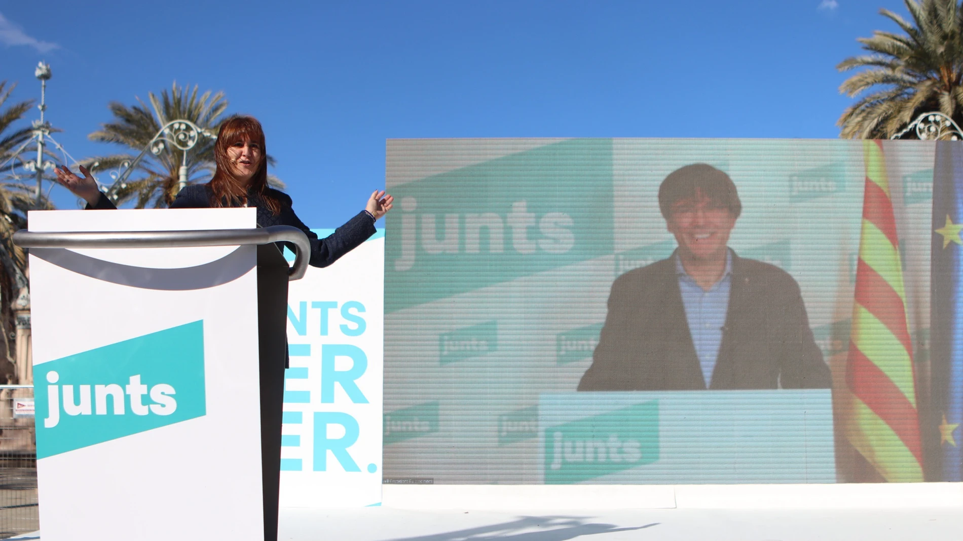 La candidata de Junts a las elecciones catalanas, Laura Borràs (i) y el también cabeza de lista de la formación y expresident de la Generalitat, Carles Puigdemont (d) durante un acto electoral de Junts per Cat (JxCat) en Barcelona.