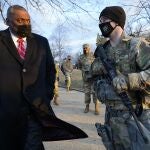 El secretario de Defensa Lloyd Austin visita a las tropas de la Guardia Nacional desplegadas en el Capitolio de los Estados Unidos y su perímetro, el viernes 29 de enero