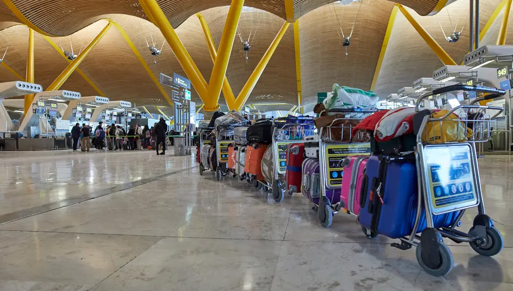 Una fila de maletas distribuidas en las instalaciones de la Terminal 4 del aeropuerto Madrid-Barajas Adolfo Suárez, en Madrid