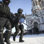La Policía detiene a un hombre en la ciudad siberiana de Omsk. Hoy se han convocado manifestaciones en apoyo al líder opositor ruso encarcelado Alexei Navalni