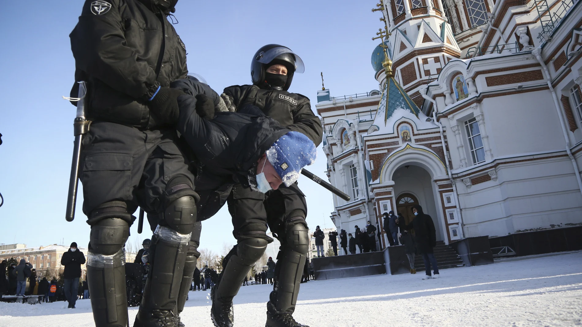 La Policía detiene a un hombre en la ciudad siberiana de Omsk. Hoy se han convocado manifestaciones en apoyo al líder opositor ruso encarcelado Alexei Navalni