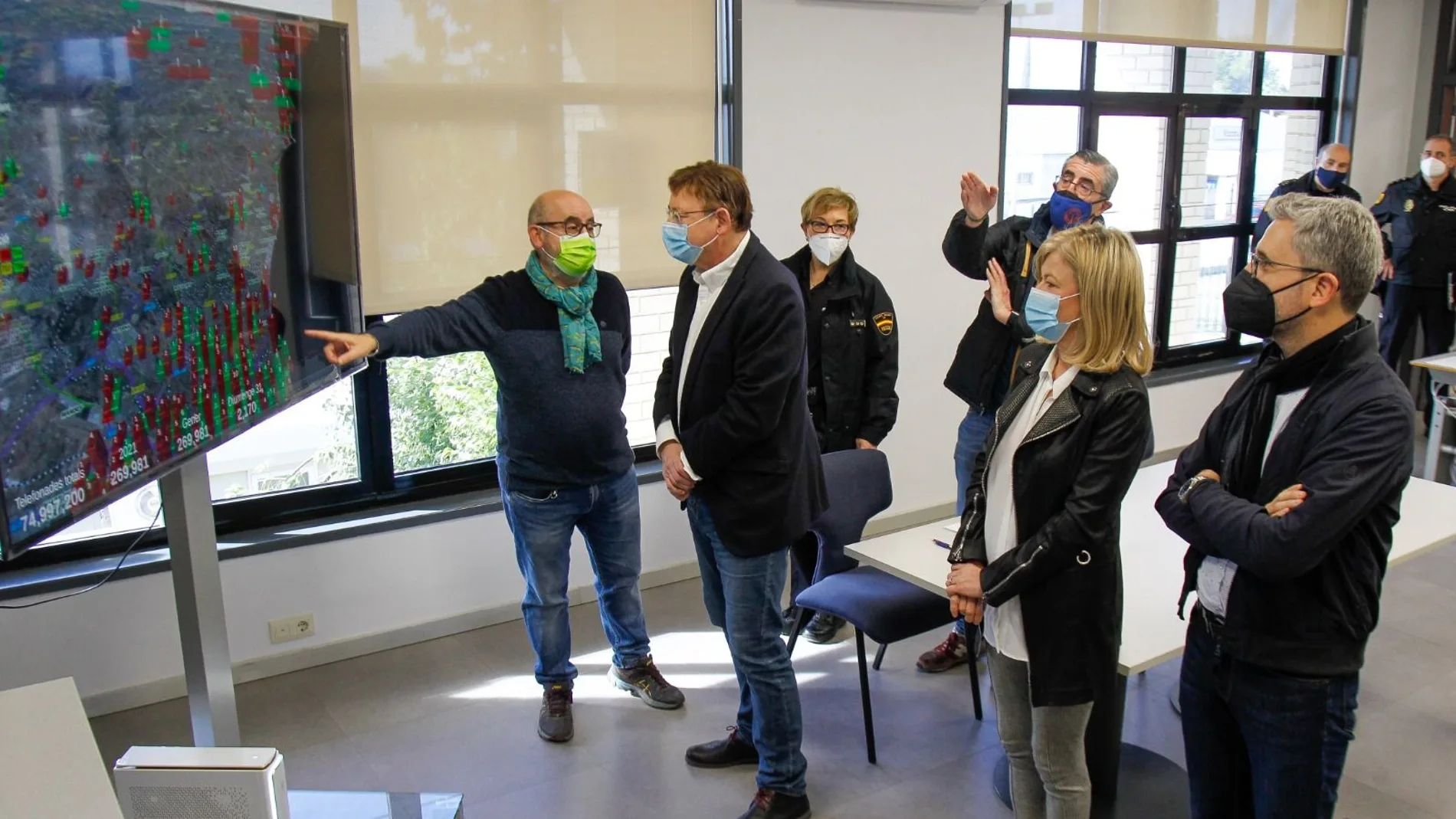 El presidente de la Generalitat, Ximo Puig, ha visitado el Centro de Coordinación de Emergencias de L' Eliana