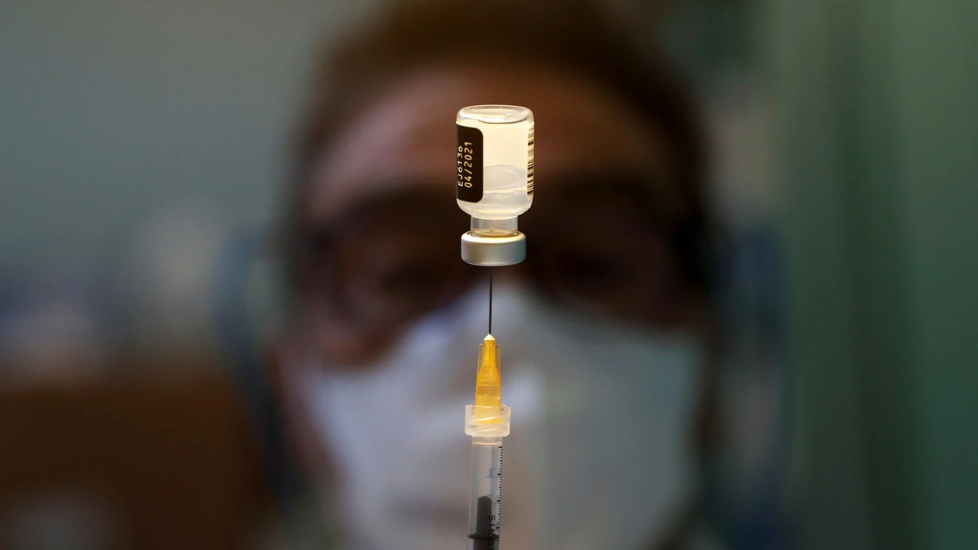 Un trabajador sanitario prepara una dosis del suero de Pfizer en un centro de vacunación en Roma