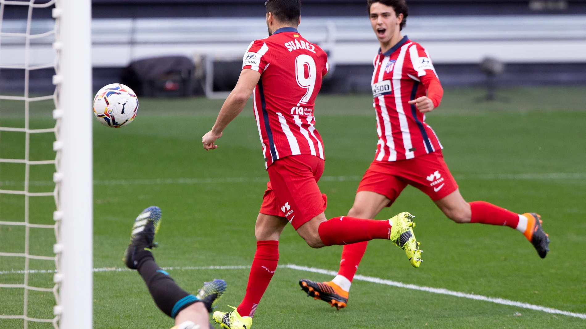 Luis Suárez celebra su segundo gol, de penalti