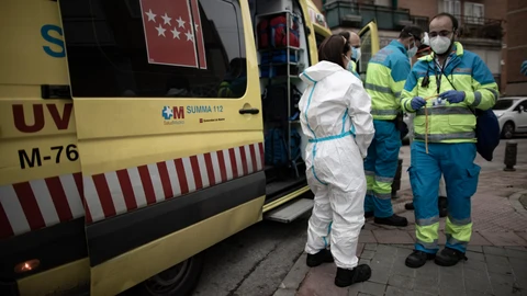 Varios trabajadores de una UVI móvil del SUMMA 112 durante una jornada de trabajo, en Madrid