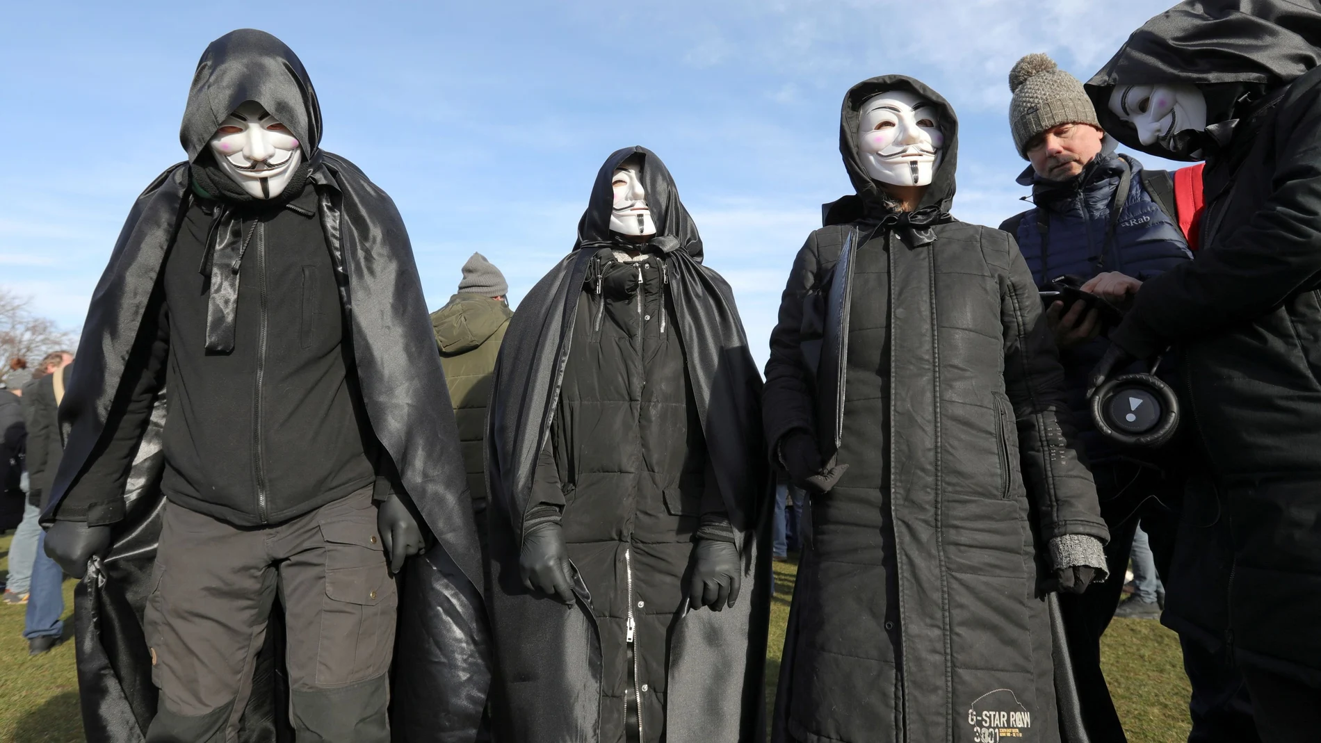 Con las máscaras de Guy Fawkes y protestando por las medidas contra el coronavirus en Ámsterdam, este domingo