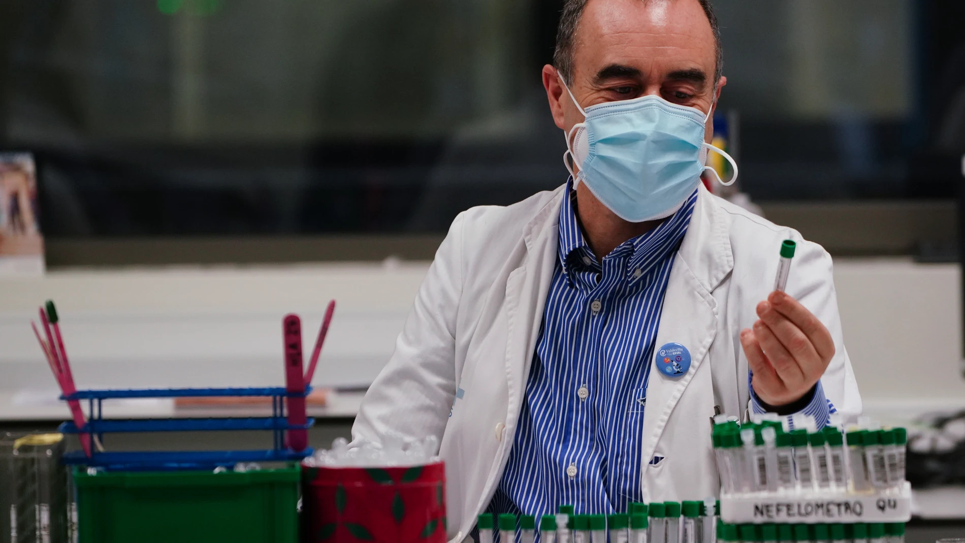 El doctor López Hoyos es jefe del servicio de Inmunología en el Hospital Marqués de Valdecilla, de Santander
