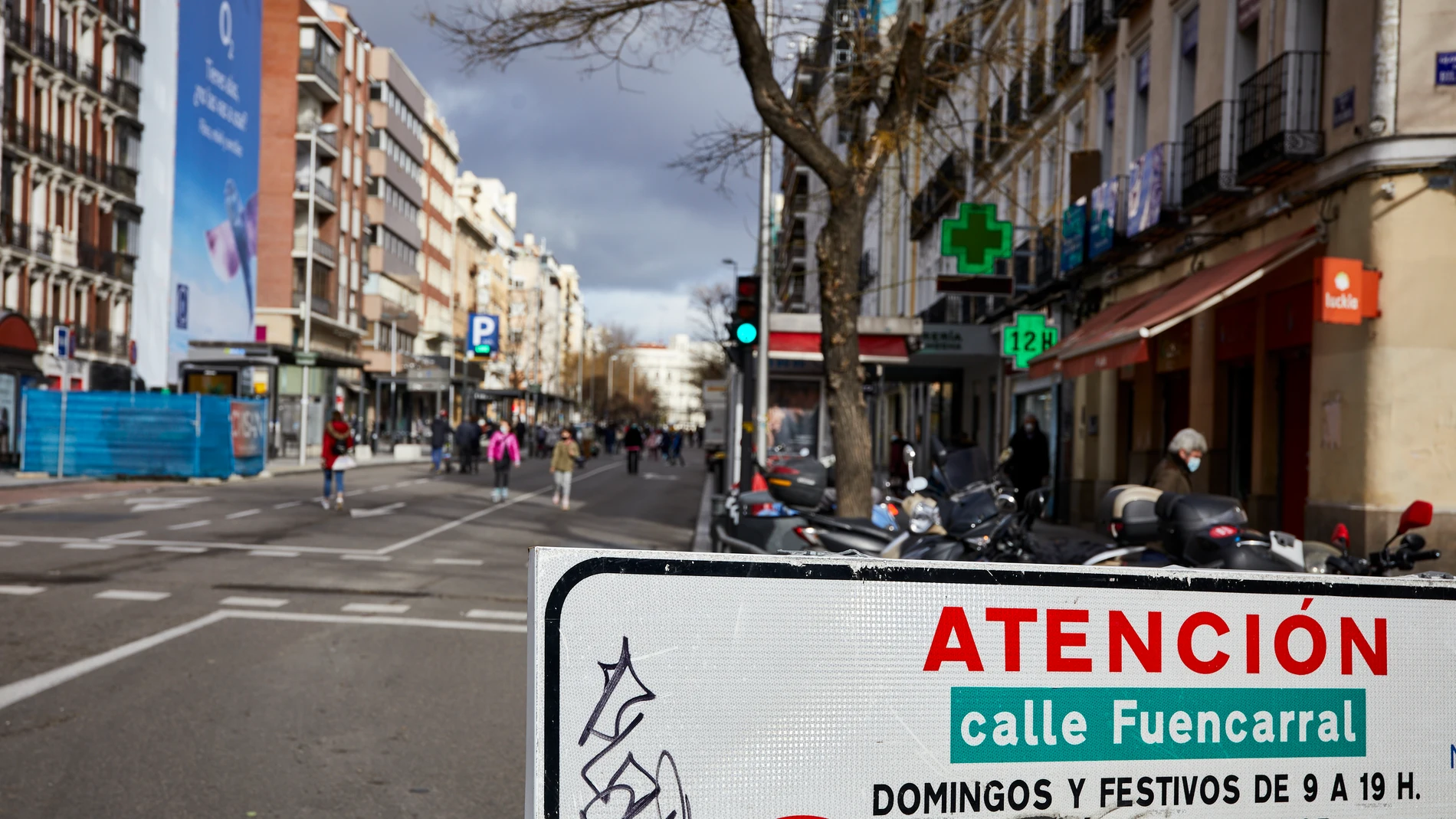 Un cártel indica que la calle Fuencarral está cortada al tráfico