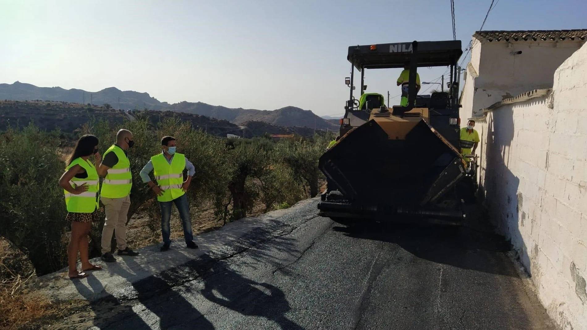 El diputado provincial y el alcalde de Huércal-Overa visitan obras en caminos rurales en una imagen de archivo