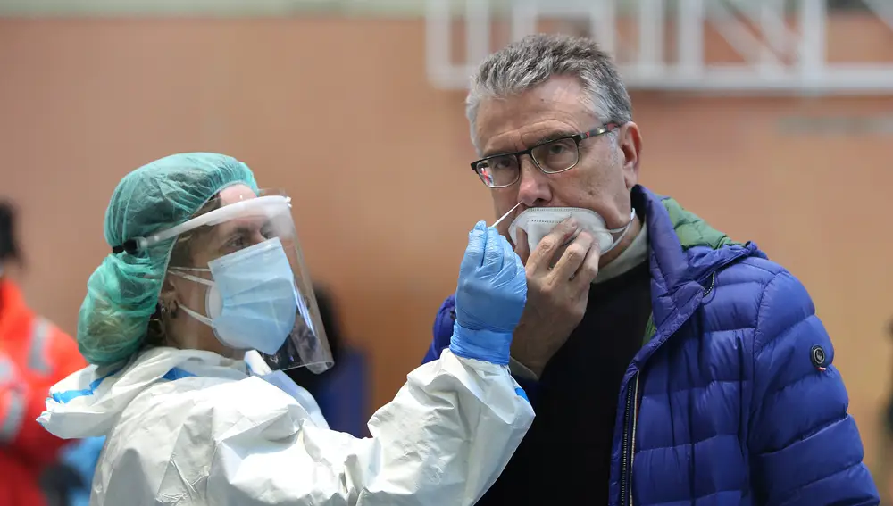 El gerente del Complejo Asistencial Universitario Río Carrión de Palencia, Juan López Mesa, se ha ce un test de antígenos en el ultimo día del cribado en Palencia