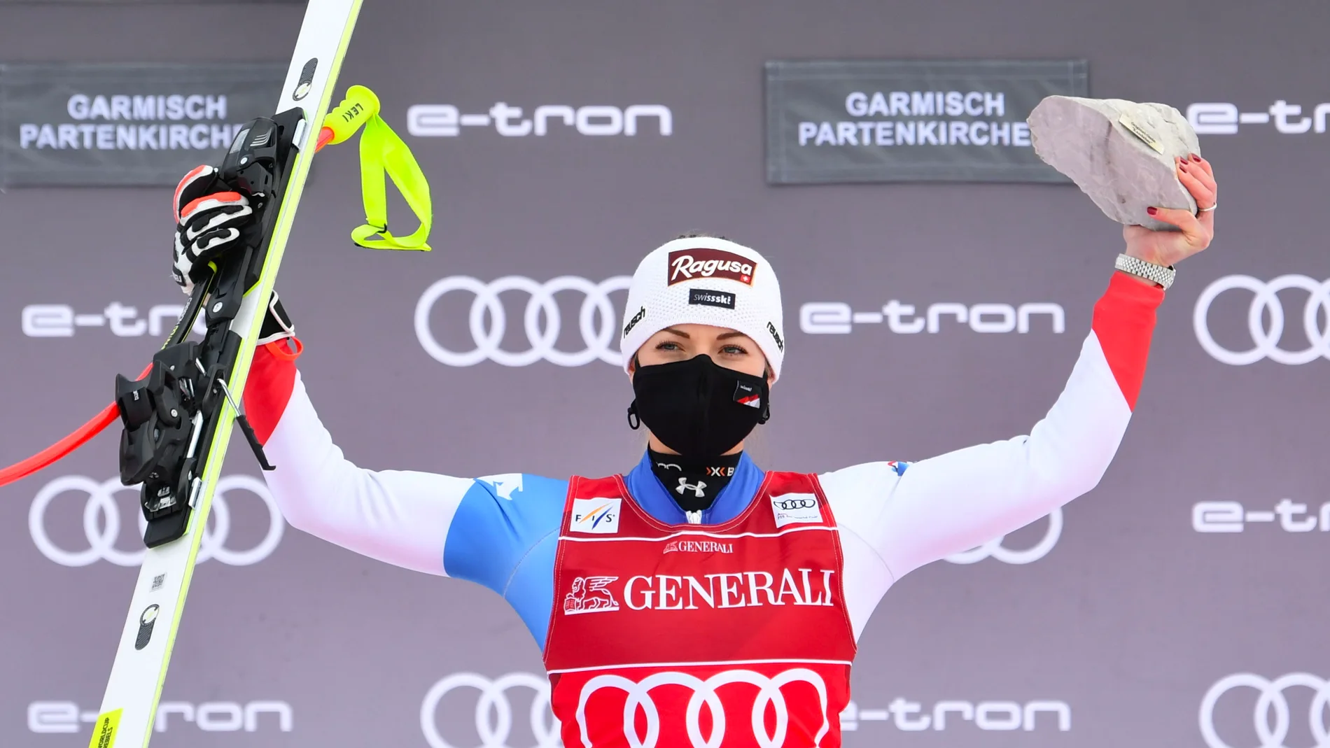 La ganadora Lara Gut-Behrami, posa durante la ceremonia de entrega de premios de la carrera femenina de Súper G en la prueba de la Copa del Mundo de Esquí Alpino de la FIS en Garmisch-Partenkirchen, Alemania .EFE/EPA/Philipp Guelland