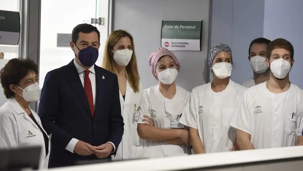 El presidente de la Junta de Andalucía, Juanma Moreno, junto al personal sanitario del nuevo Hospital de Emergencias
