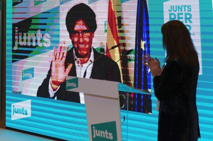 Carles Puigdemont, por videoconferencia, durante un acto de campaña de JxCAT