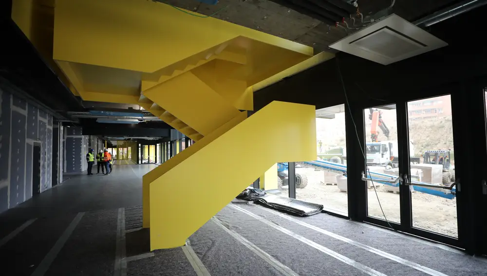 Las escaleras están inspiradas en el mobiliario de las antiguas estaciones de tren