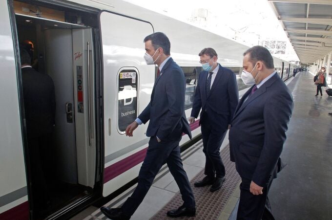 El presidente del Gobierno, Pedro Sánchez (i), junto al presidente de la Generalitat Valenciana, Ximo Puig (c), y al Ministro de Transportes, José Luis Ábalos