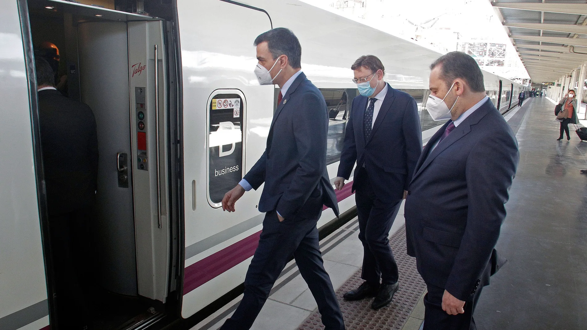 El presidente del Gobierno, Pedro Sánchez (i), junto al presidente de la Generalitat Valenciana, Ximo Puig (c), y al Ministro de Transportes, José Luis Ábalos