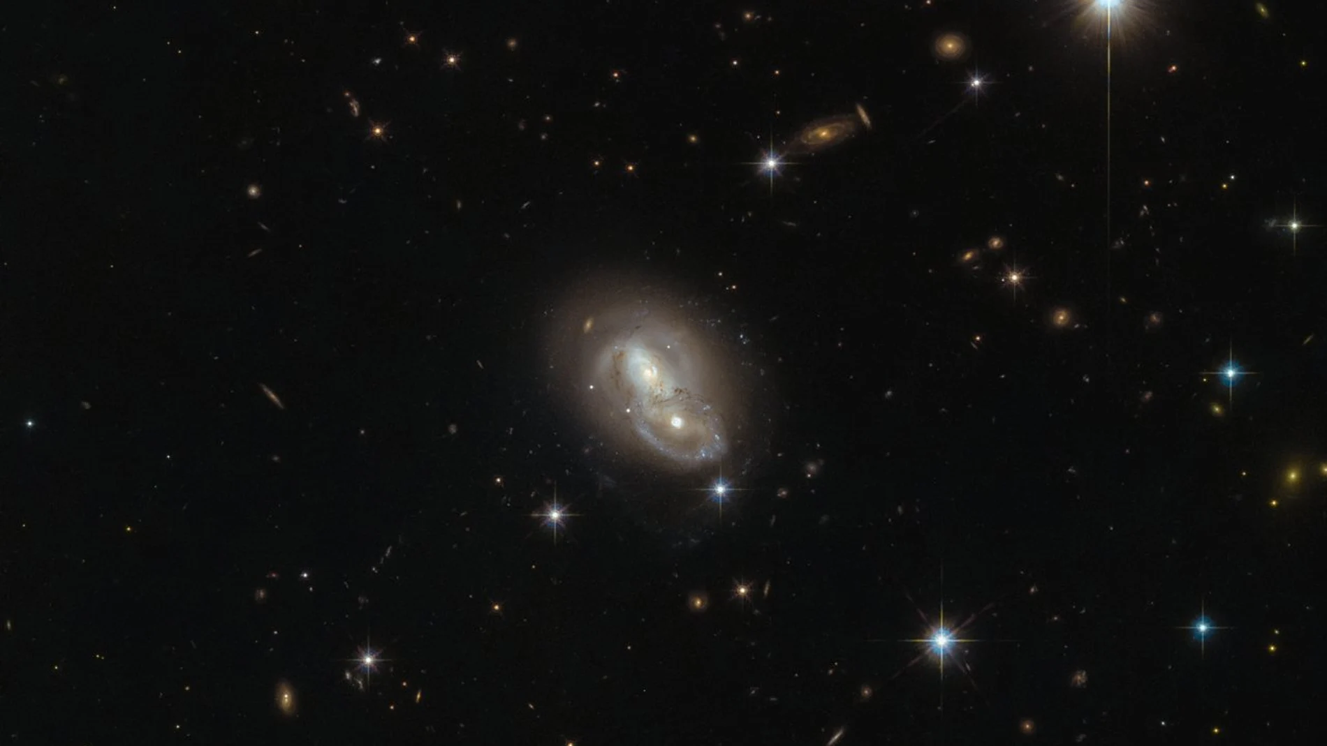 Imagen del Hubble donde se muestra la galaxia IRAS 06076-2139, formada por dos galaxias que se canibalizan