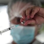BRA04. RIO DE JANEIRO (BRASIL), 01/02/21.-Un trabajador de la salud prepara una dosis de la vacuna Sinovac CoronaVac de China, hoy lunes como parte de un programa prioritario sanitario contra la covid-19 para adultos mayores en un centro de vacunación de autoservicio en Río de Janeiro. EFE/Antonio Lacerda