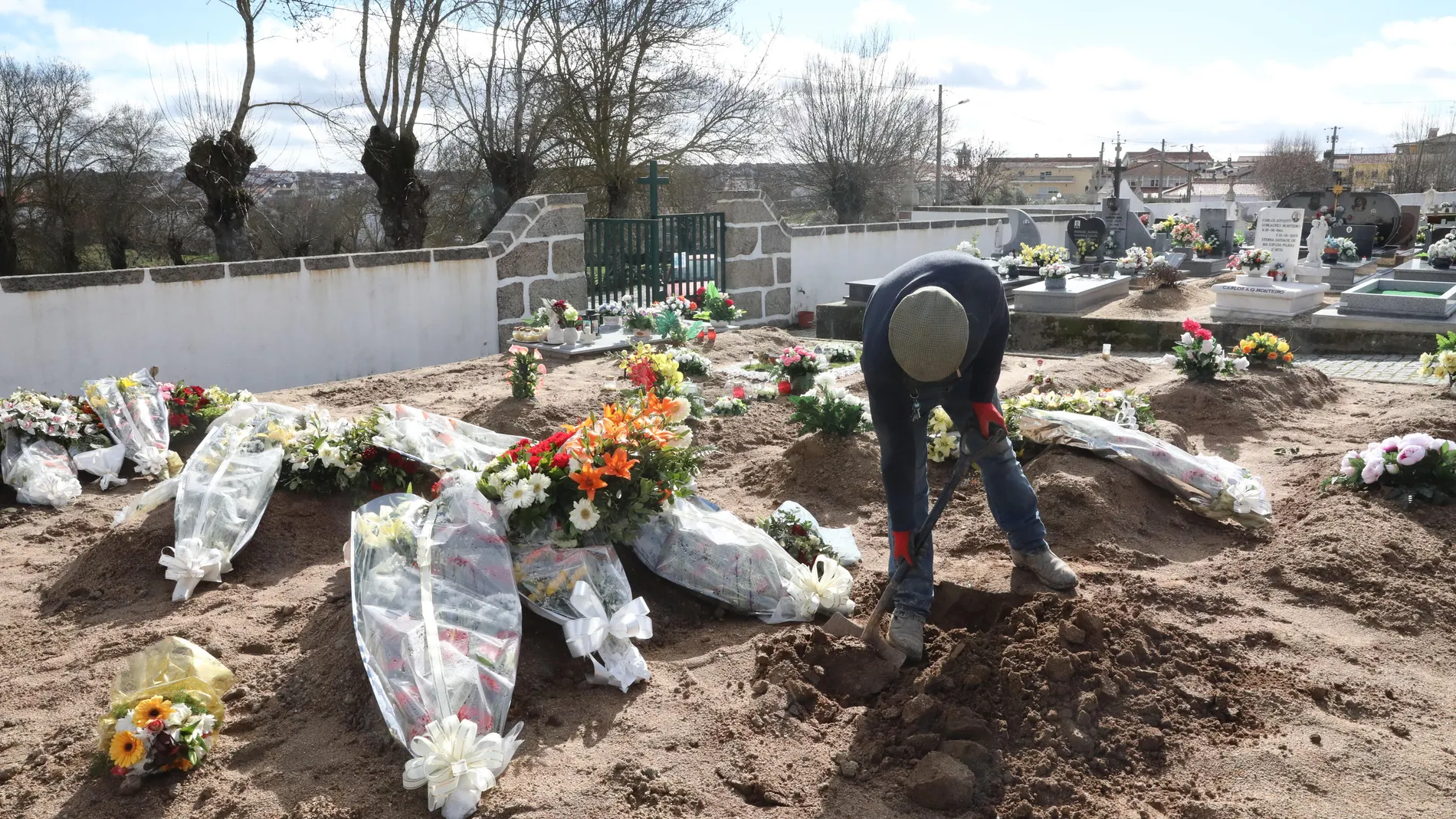 José Palos, el enterrador de la localidad fronteriza de Vilar Fomoso (Portugal), cava la última sepultura para un entierro de este lunes